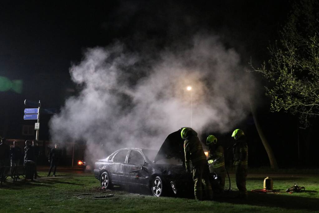 Auto in brand gestoken