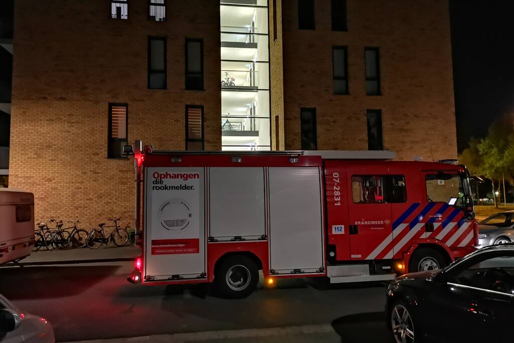 Gaslucht in appartementencomplex, brandweer verricht metingen