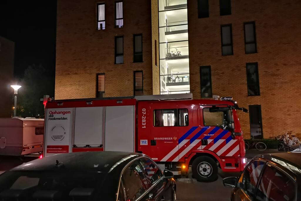 Gaslucht in appartementencomplex, brandweer verricht metingen