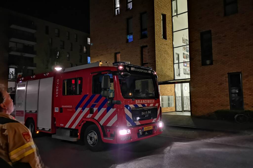 Gaslucht in appartementencomplex, brandweer verricht metingen