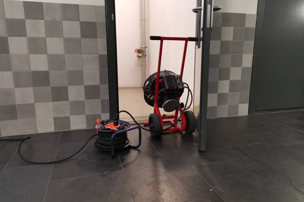 Gaslucht in appartementencomplex, brandweer verricht metingen