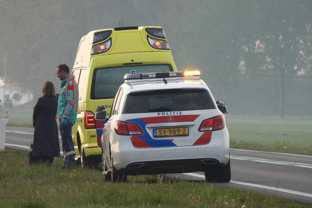 Auto raakt van de weg en belandt in sloot