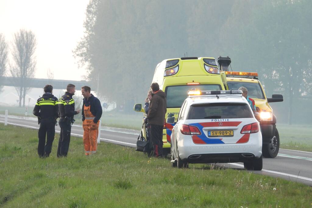 Auto raakt van de weg en belandt in sloot