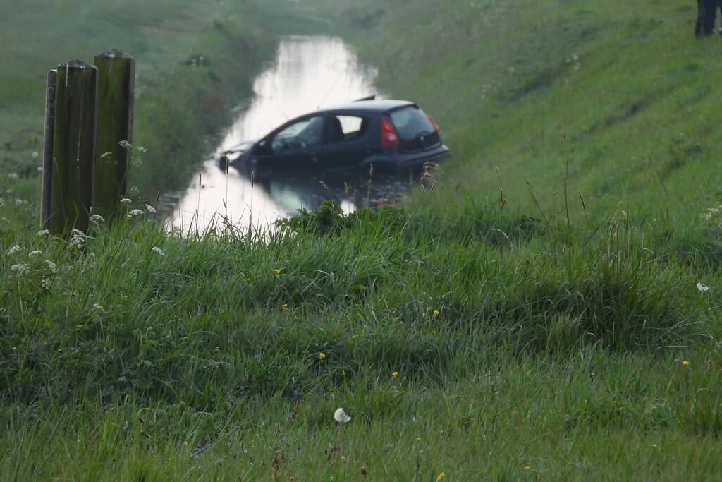 Auto raakt van de weg en belandt in sloot