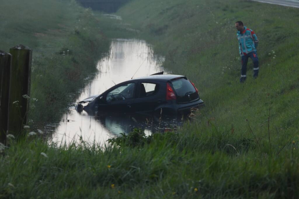 Auto raakt van de weg en belandt in sloot