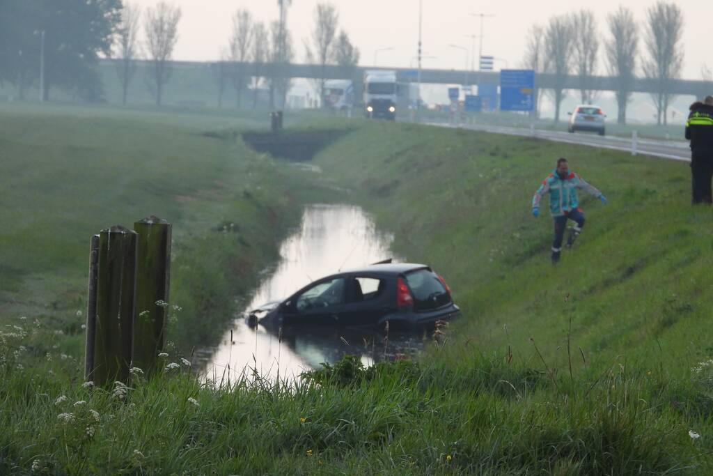 Auto raakt van de weg en belandt in sloot