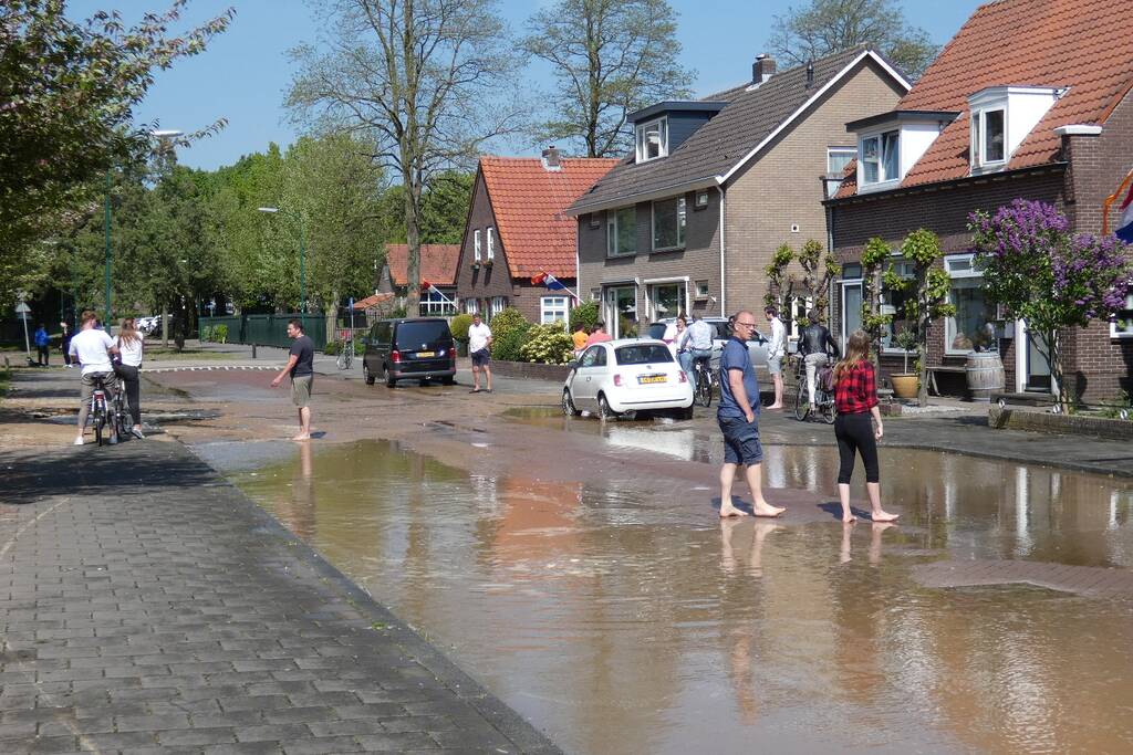 Gesprongen waterleiding zorgt voor verfrissing