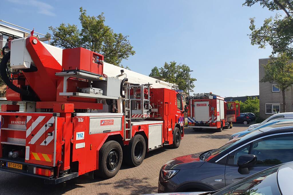 Brandweer verricht metingen in woning na melding gaslucht