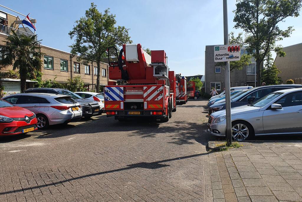 Brandweer verricht metingen in woning na melding gaslucht
