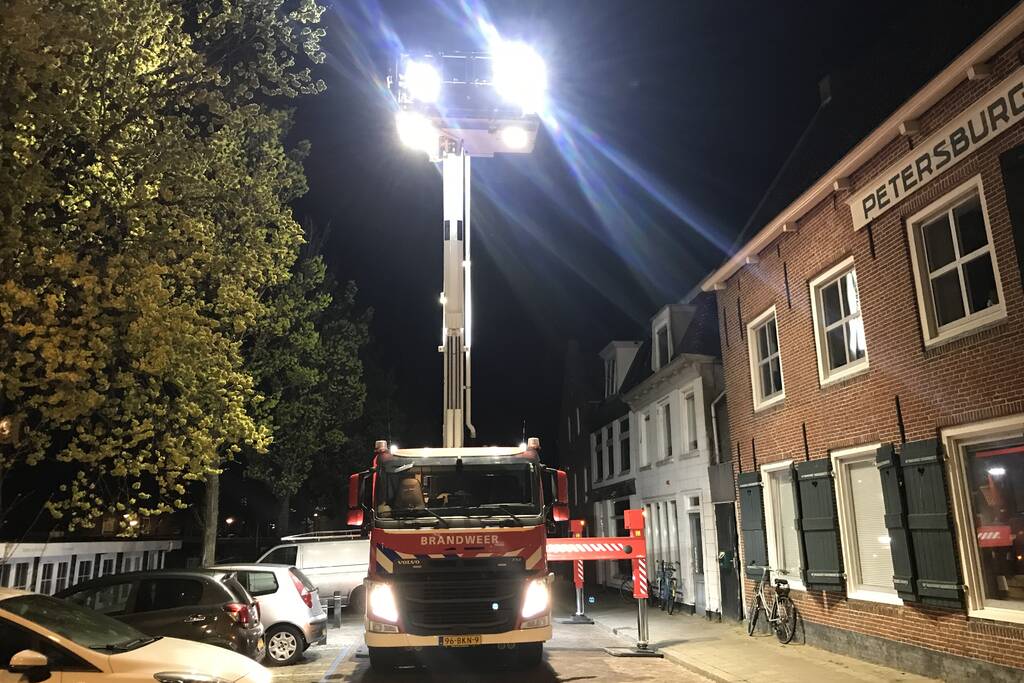Brandweer haalt man van dak