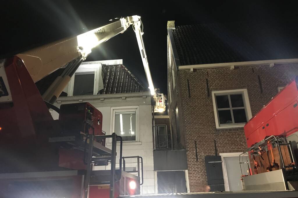 Brandweer haalt man van dak
