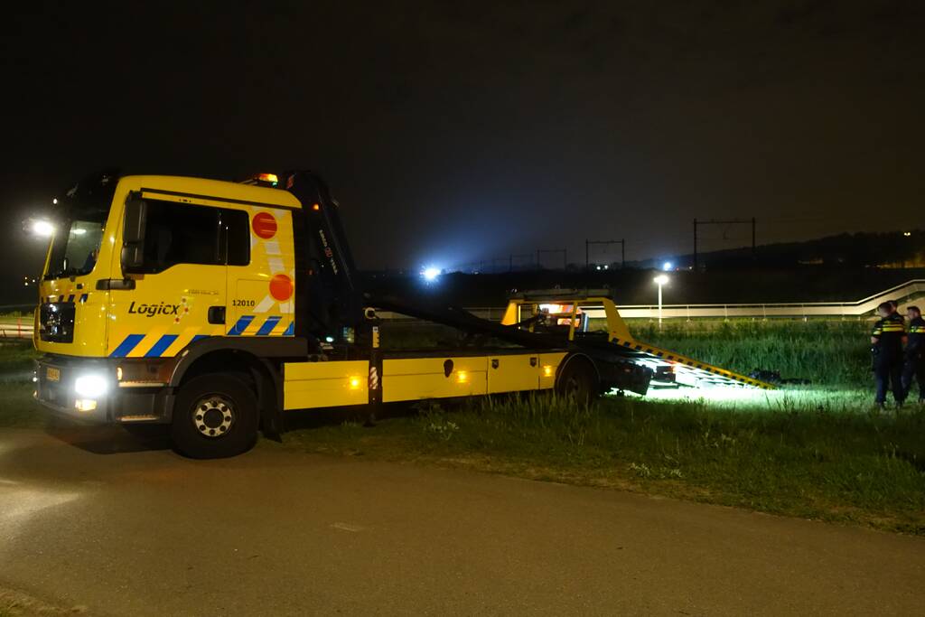 Motor belandt in sloot na politieachtervolging, twee verdachten aangehouden