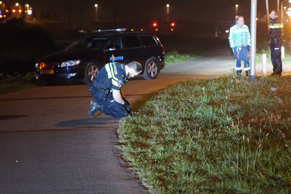 Motor belandt in sloot na politieachtervolging, twee verdachten aangehouden