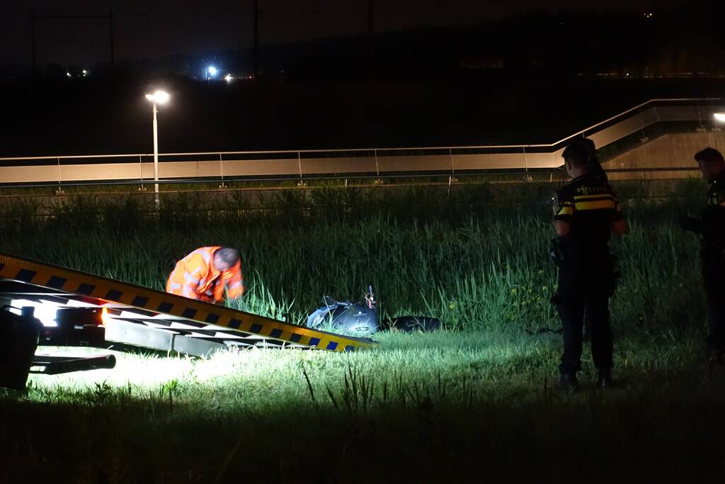 Motor belandt in sloot na politieachtervolging, twee verdachten aangehouden