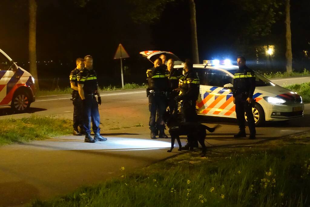 Motor belandt in sloot na politieachtervolging, twee verdachten aangehouden