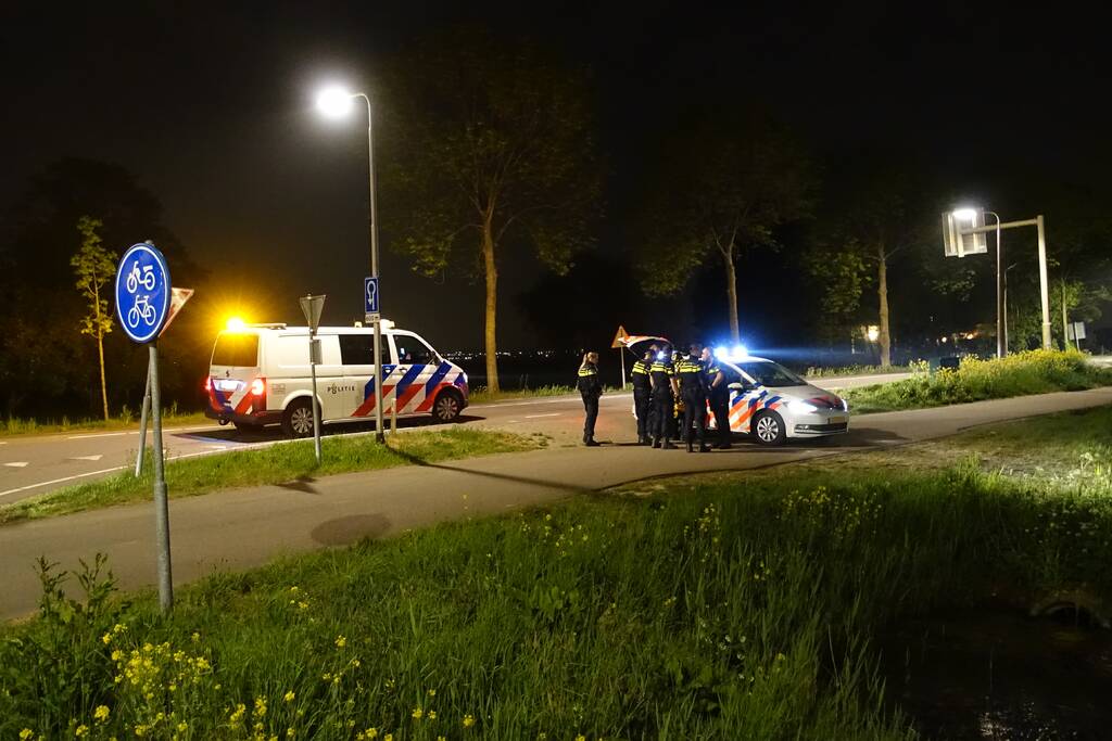 Motor belandt in sloot na politieachtervolging, twee verdachten aangehouden