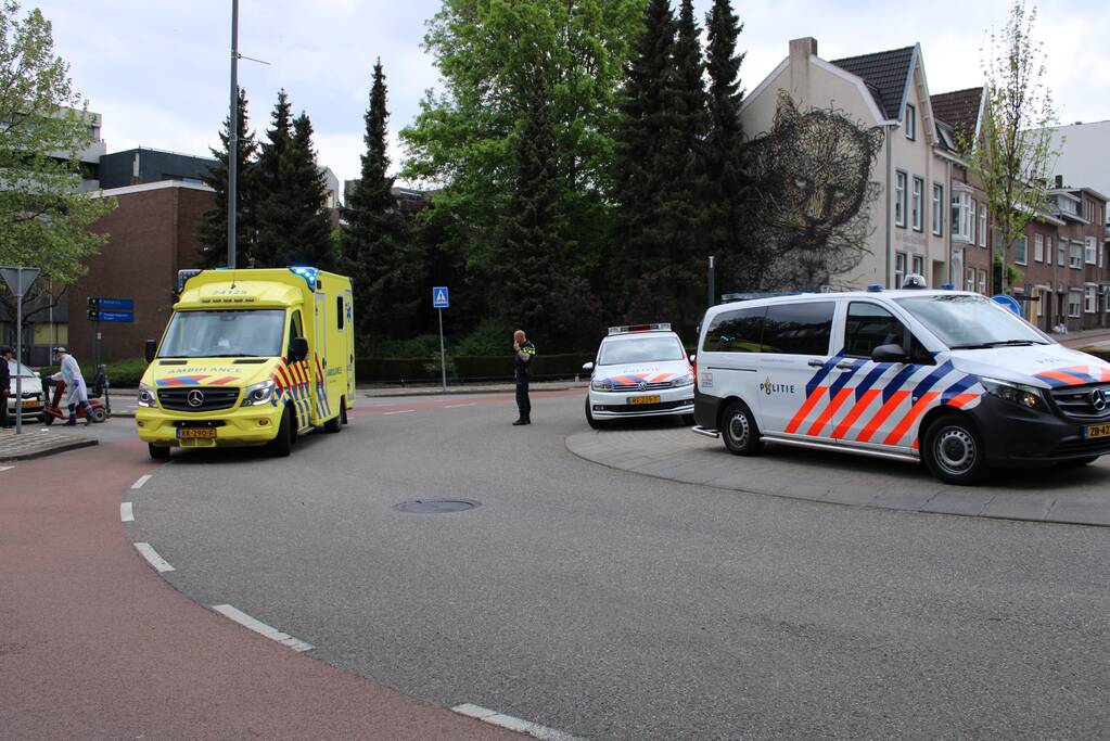 Man op scootmobiel geschept door personenauto