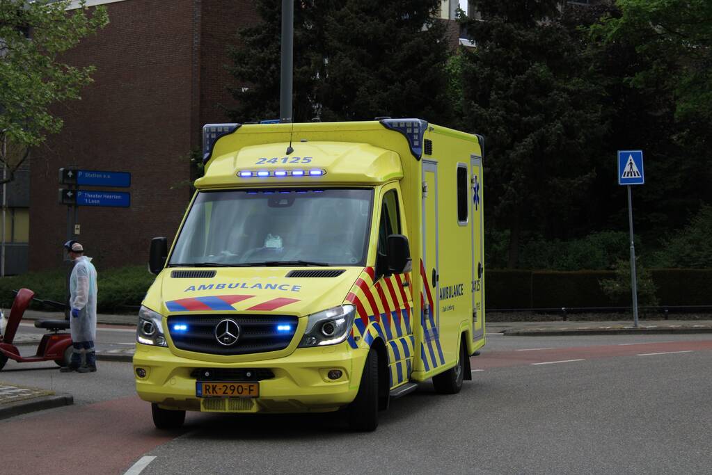 Man op scootmobiel geschept door personenauto