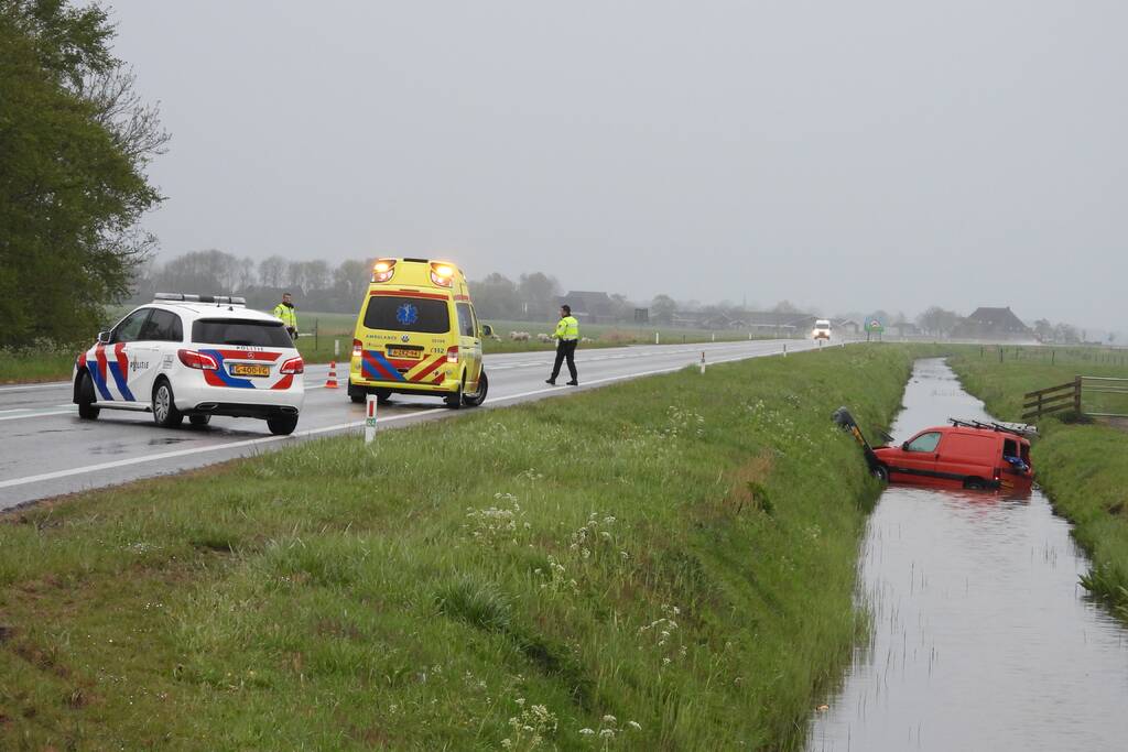 Voertuig raakt te water