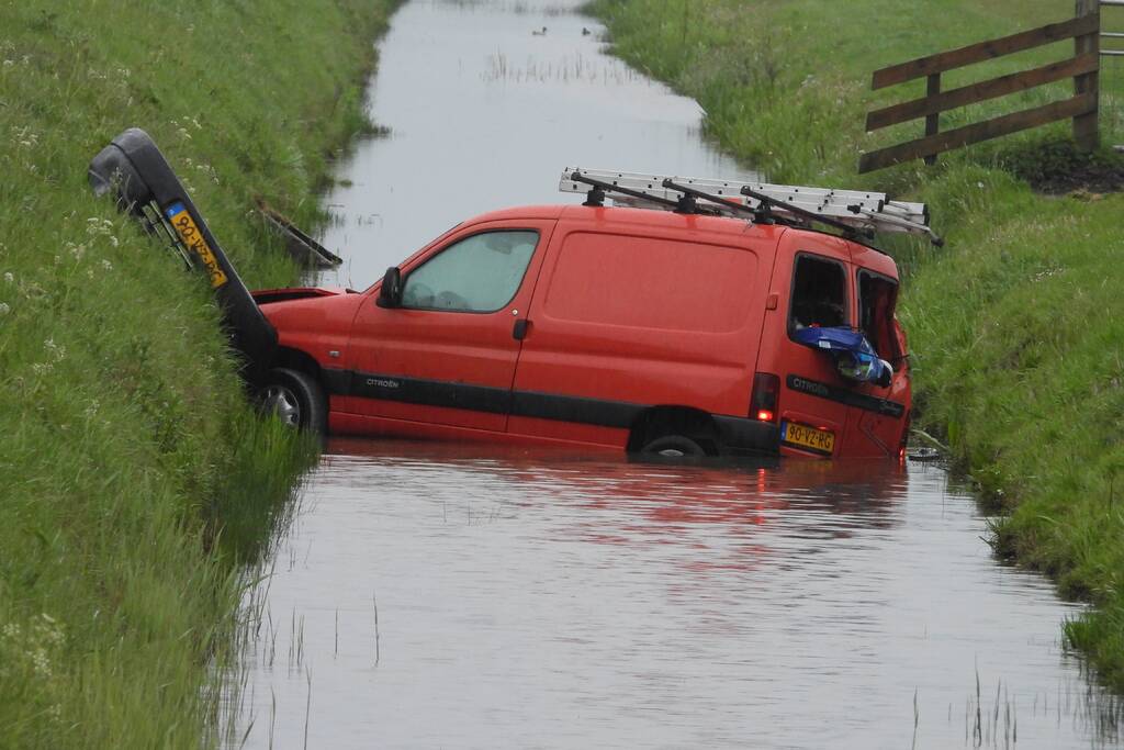 Voertuig raakt te water
