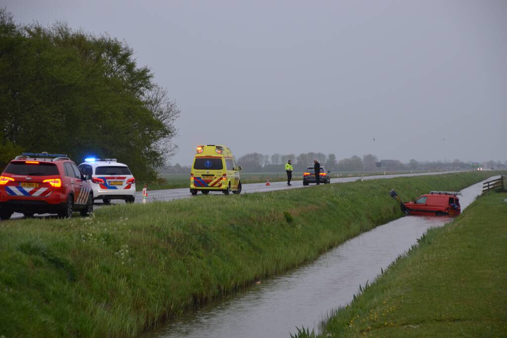Voertuig raakt te water