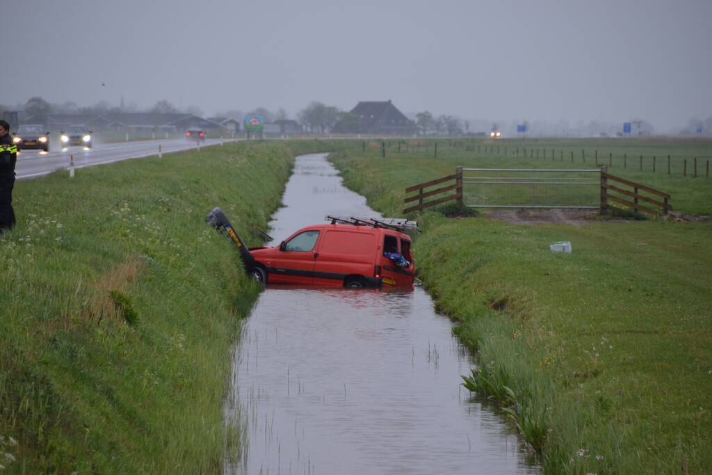 Voertuig raakt te water