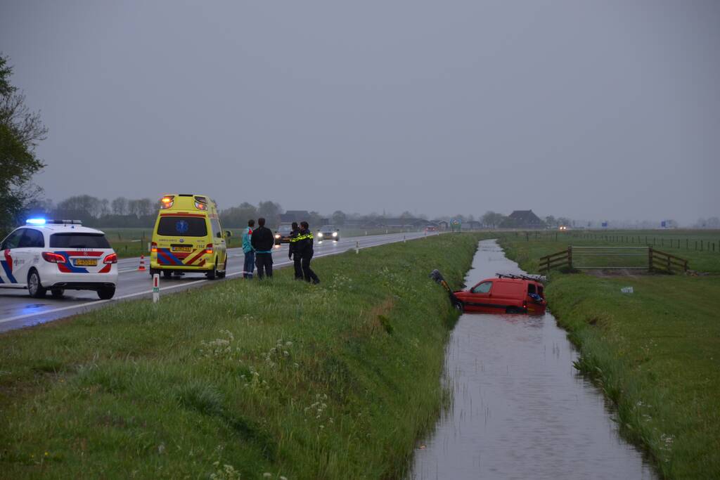 Voertuig raakt te water