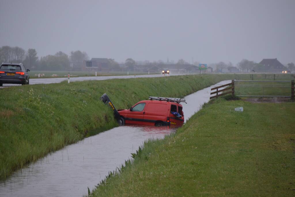 Voertuig raakt te water
