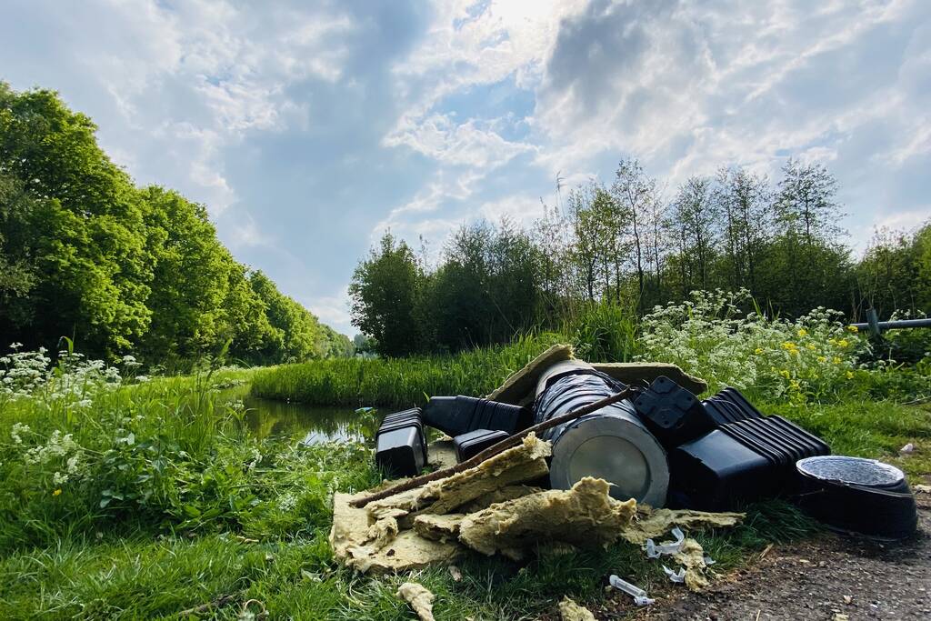 Flinke hoeveelheid hennepafval gedumpt langs sloot