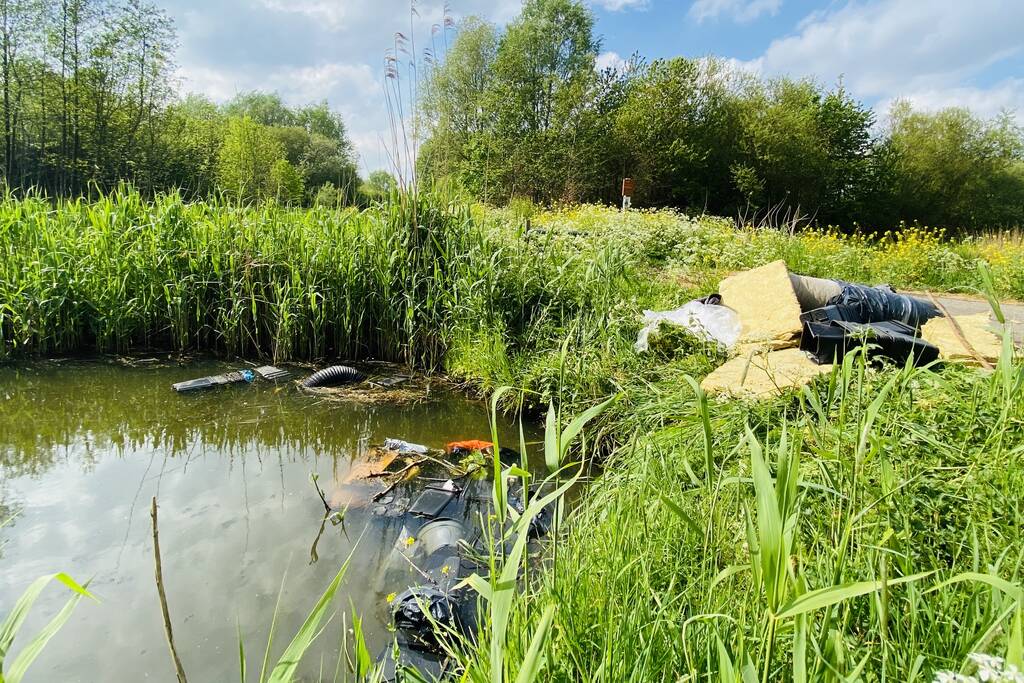 Flinke hoeveelheid hennepafval gedumpt langs sloot