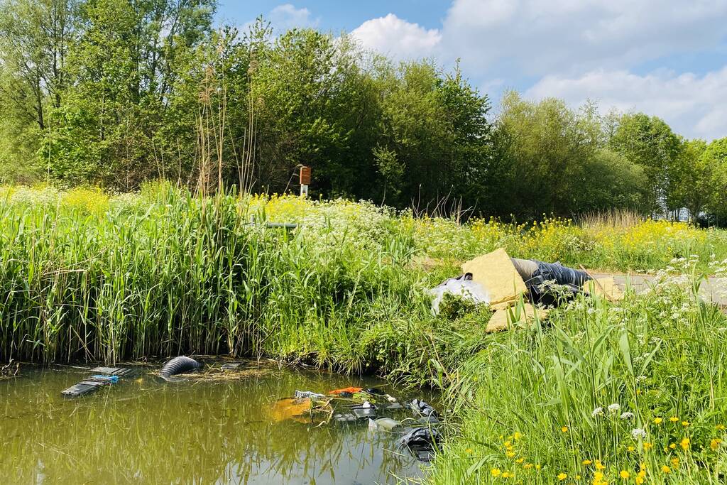 Flinke hoeveelheid hennepafval gedumpt langs sloot