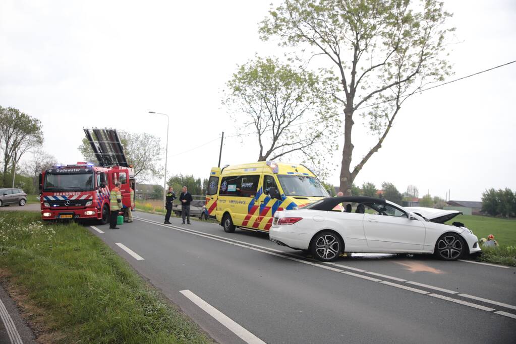 Auto belandt in weiland na frontale aanrijding