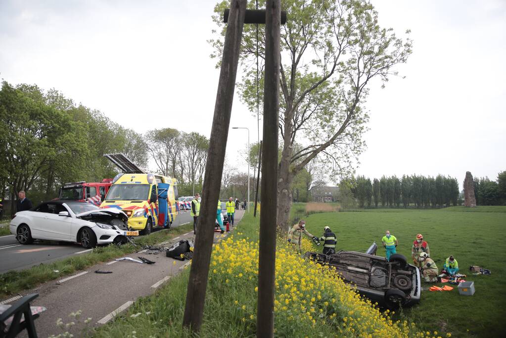 Auto belandt in weiland na frontale aanrijding