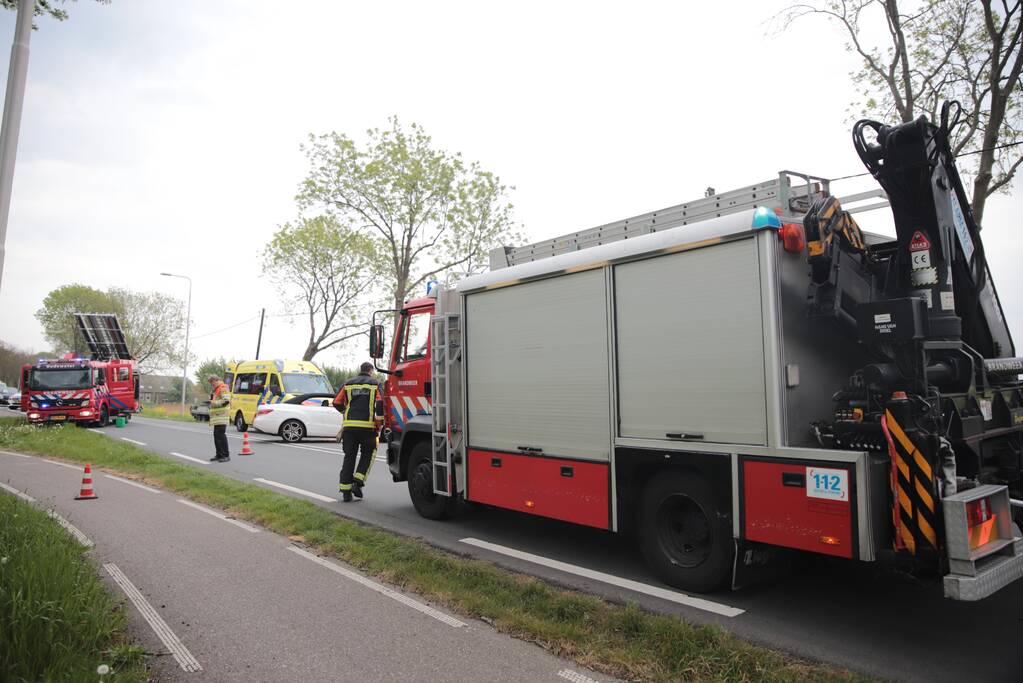 Auto belandt in weiland na frontale aanrijding