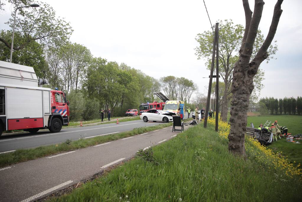 Auto belandt in weiland na frontale aanrijding
