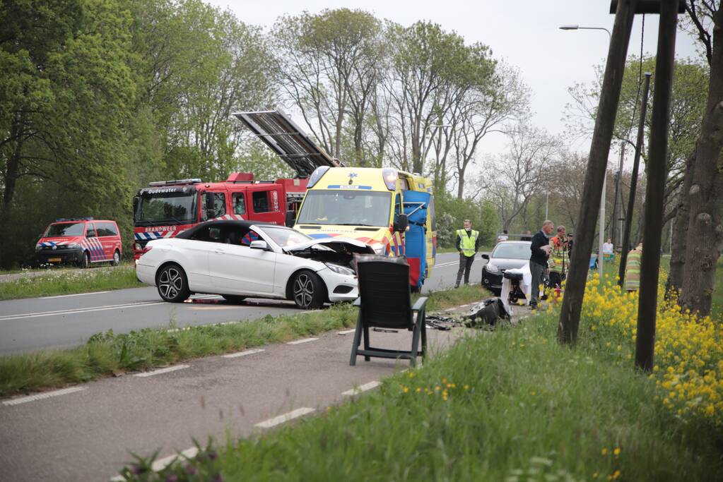 Auto belandt in weiland na frontale aanrijding