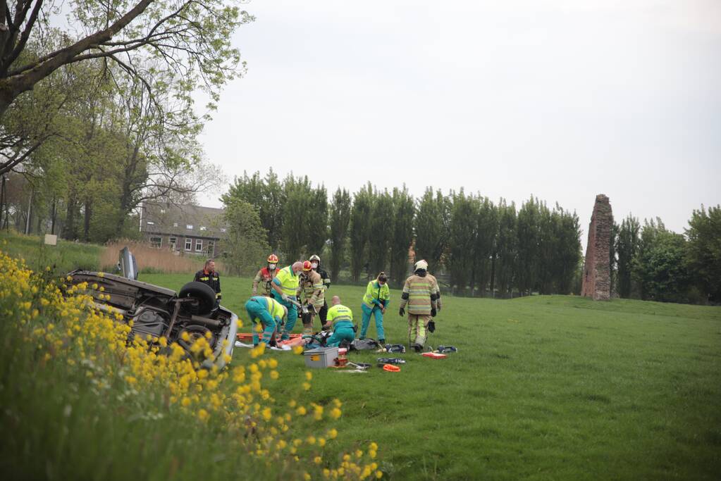 Auto belandt in weiland na frontale aanrijding