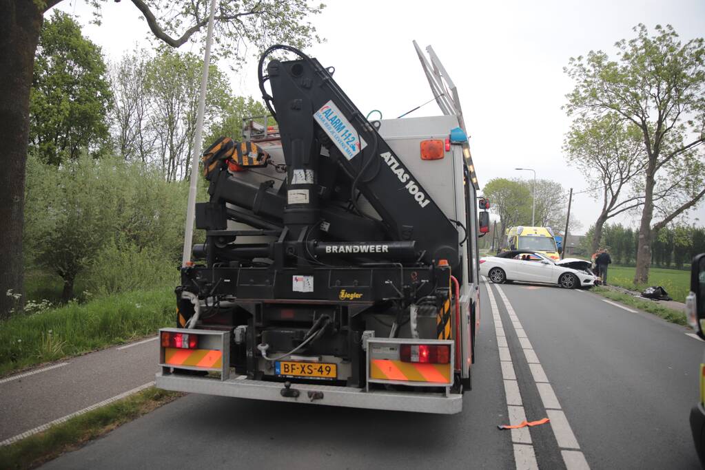 Auto belandt in weiland na frontale aanrijding