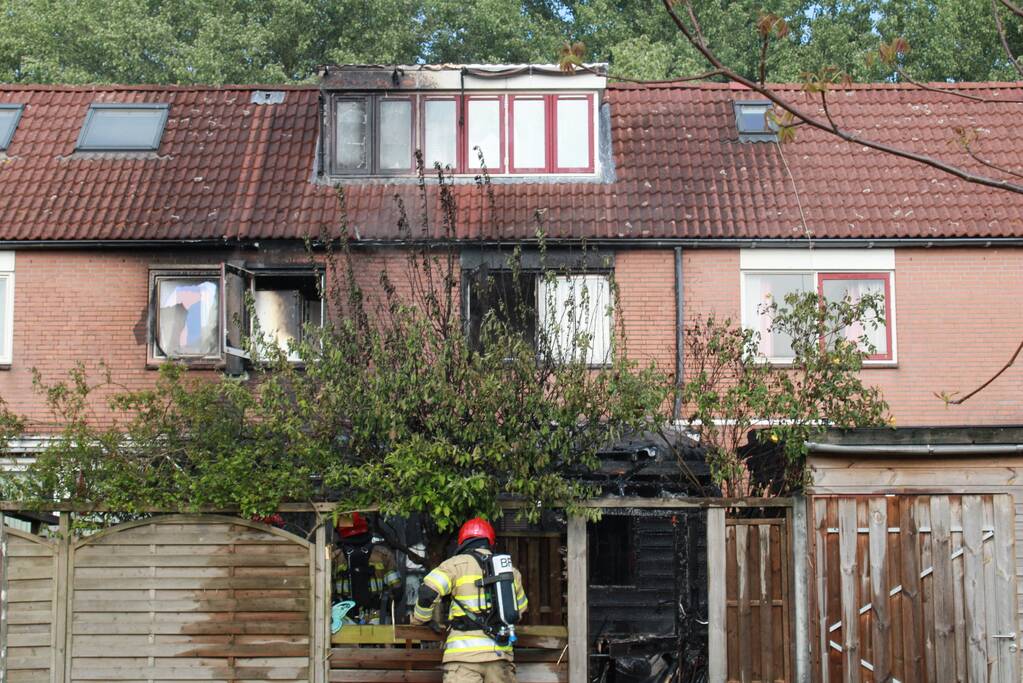 Uitslaande brand verwoest woning