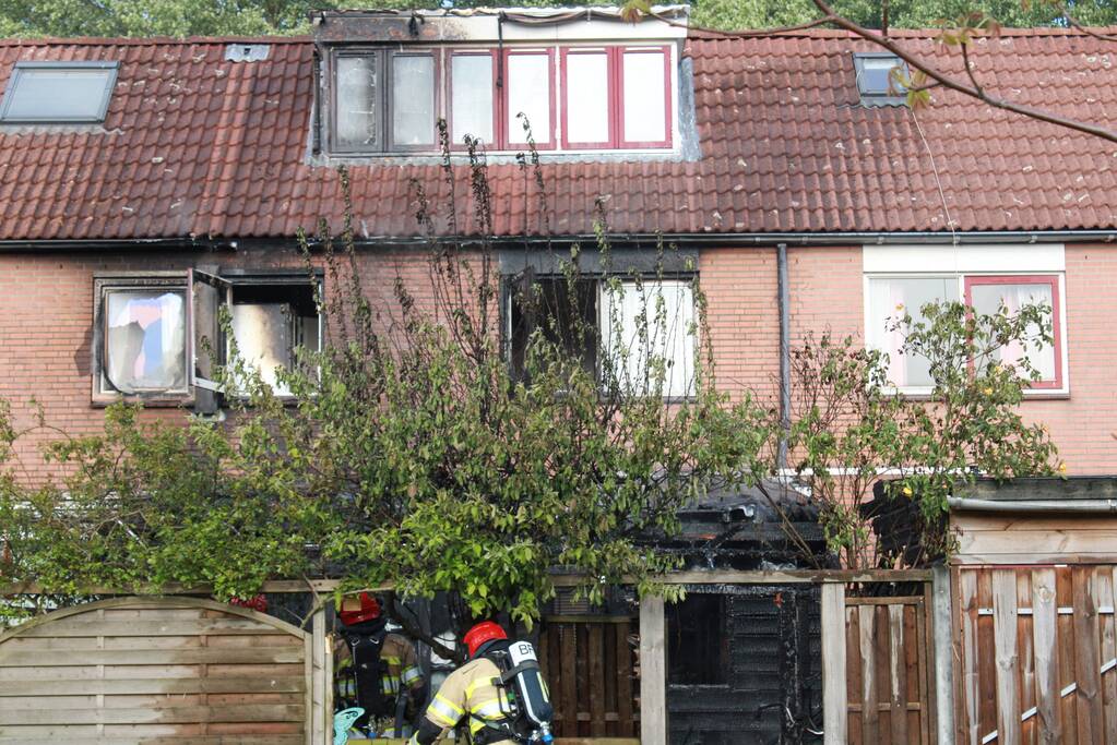 Uitslaande brand verwoest woning