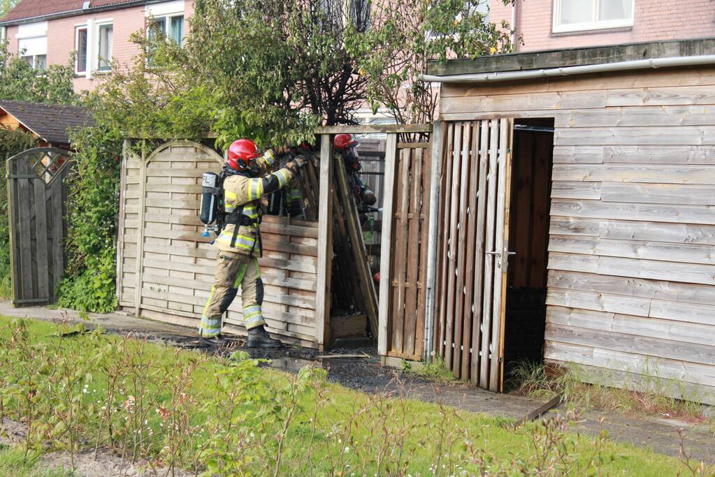 Uitslaande brand verwoest woning