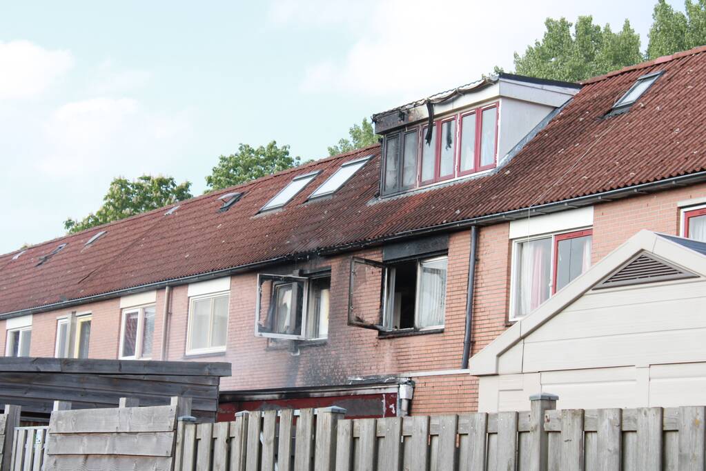 Uitslaande brand verwoest woning
