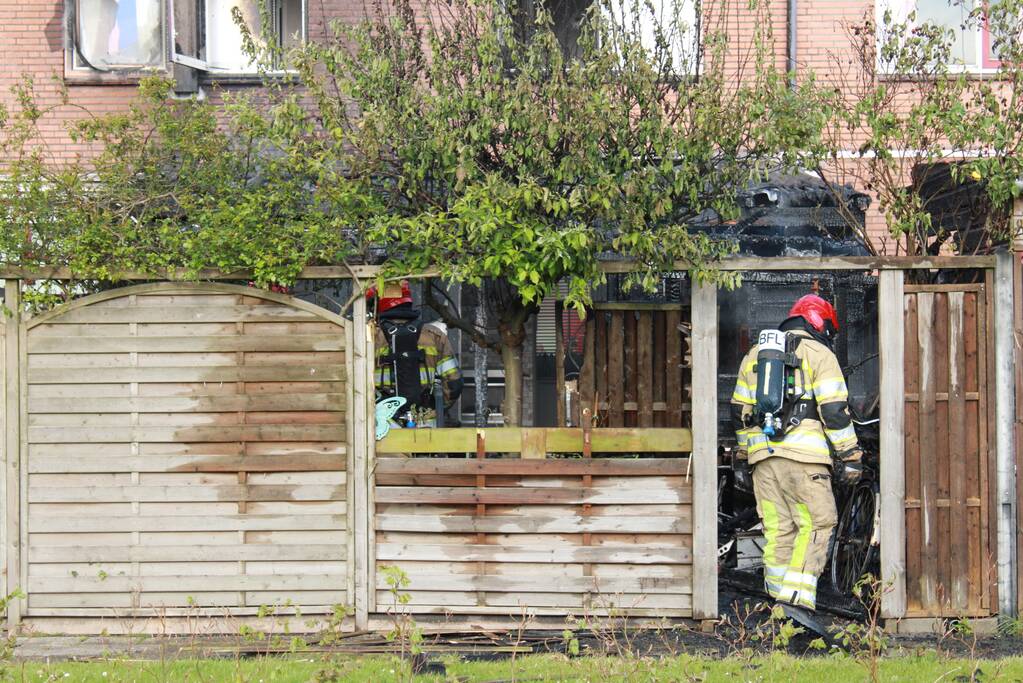 Uitslaande brand verwoest woning