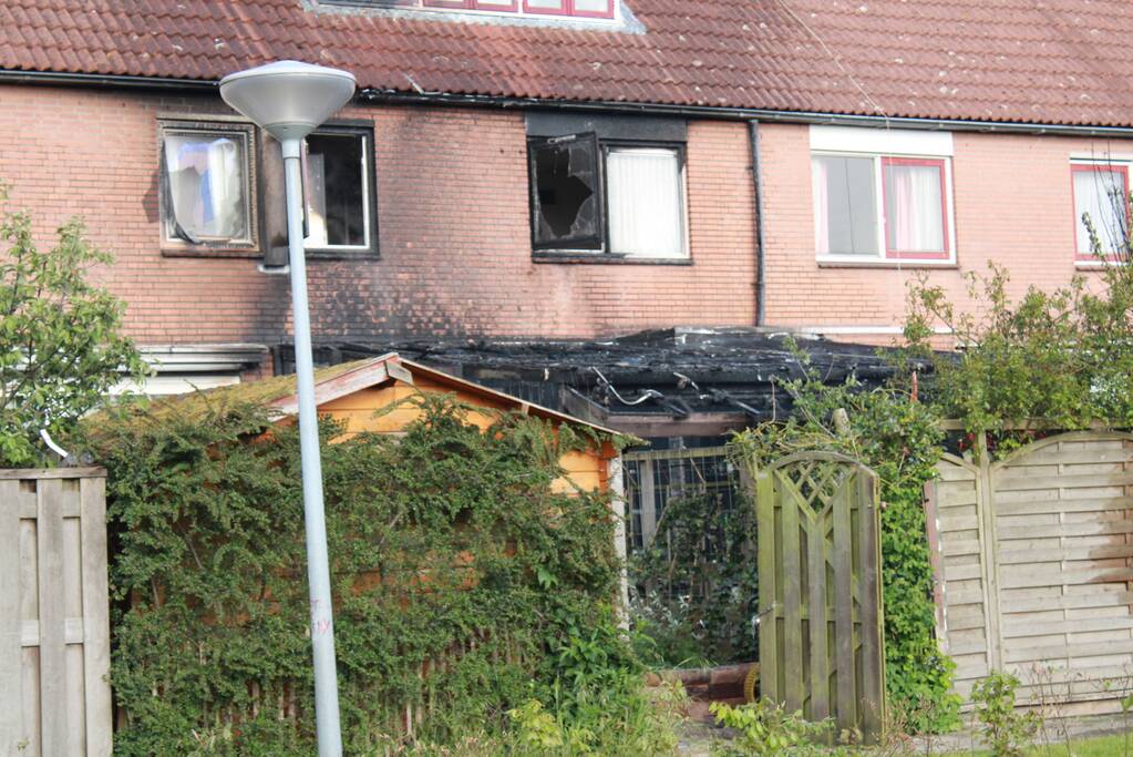 Uitslaande brand verwoest woning