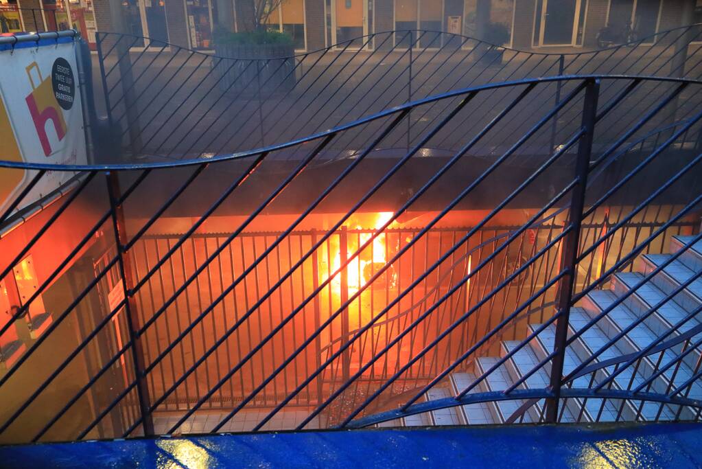 Auto vat vlam in parkeergarage Winkelcentrum De Nieuwe Hof