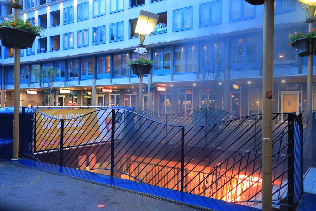 Auto vat vlam in parkeergarage Winkelcentrum De Nieuwe Hof