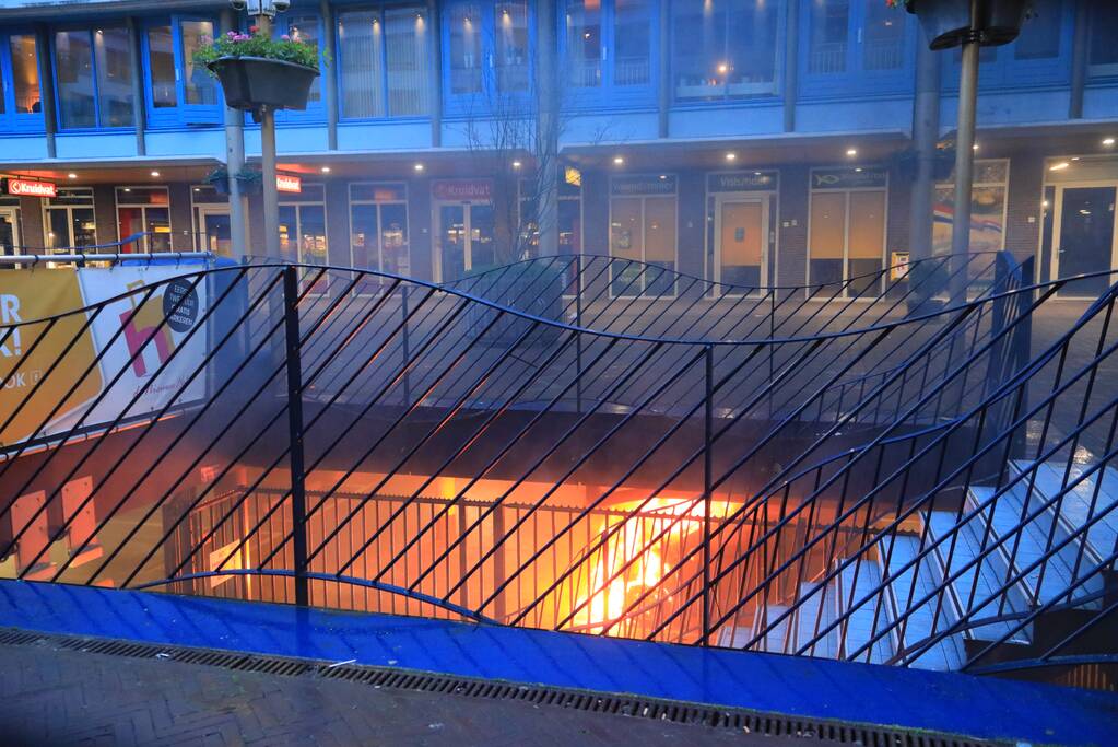 Auto vat vlam in parkeergarage Winkelcentrum De Nieuwe Hof