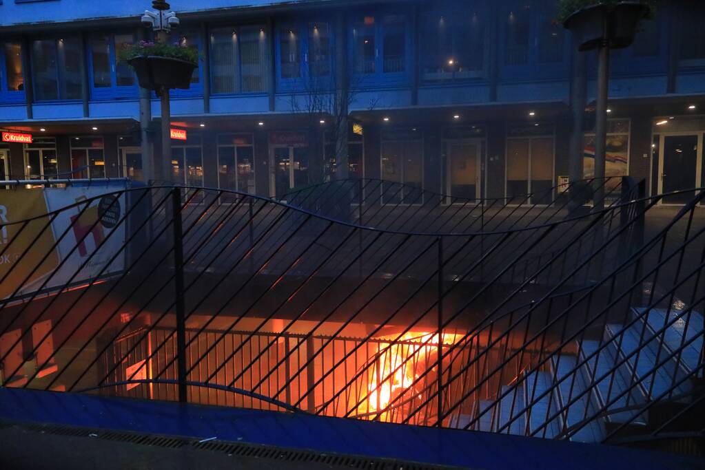 Auto vat vlam in parkeergarage Winkelcentrum De Nieuwe Hof