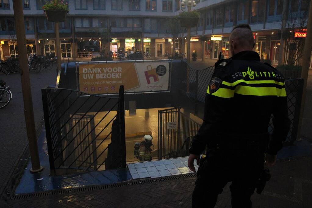 Auto vat vlam in parkeergarage Winkelcentrum De Nieuwe Hof
