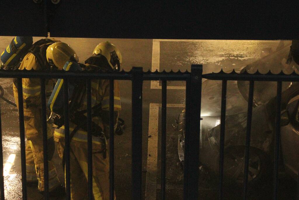 Auto vat vlam in parkeergarage Winkelcentrum De Nieuwe Hof